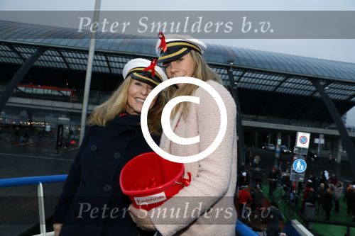 Amsterdam 1 december 2017
Wereld aidsdag met Nicolette Kluijver en Angela Groothuizen.
Ze varen met de pond achter Centraal Station naar de overkant van het IJ