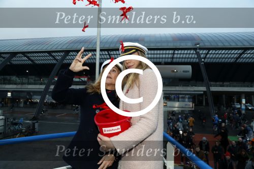 Amsterdam 1 december 2017
Wereld aidsdag met Nicolette Kluijver en Angela Groothuizen.
Ze varen met de pond achter Centraal Station naar de overkant van het IJ