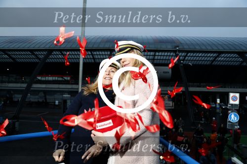 Amsterdam 1 december 2017
Wereld aidsdag met Nicolette Kluijver en Angela Groothuizen.
Ze varen met de pond achter Centraal Station naar de overkant van het IJ