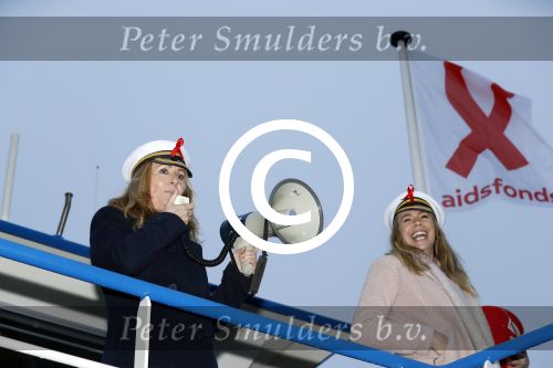 Amsterdam 1 december 2017
Wereld aidsdag met Nicolette Kluijver en Angela Groothuizen.
Ze varen met de pond achter Centraal Station naar de overkant van het IJ