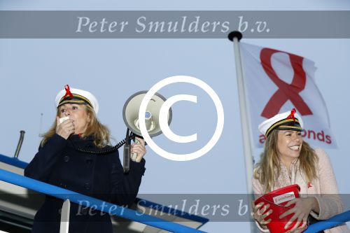 Amsterdam 1 december 2017
Wereld aidsdag met Nicolette Kluijver en Angela Groothuizen.
Ze varen met de pond achter Centraal Station naar de overkant van het IJ