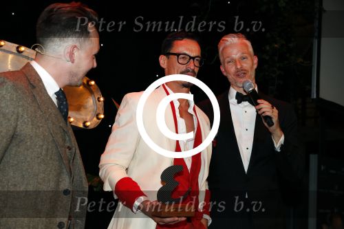 Amsterdam 16 november 2017
Esquire best geklede man van Nederland verkiezing in hotel Krasnapolsky. Best geklede gast en Arno Kantelberg