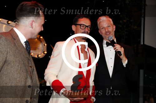 Amsterdam 16 november 2017
Esquire best geklede man van Nederland verkiezing in hotel Krasnapolsky. Best geklede gast en Arno Kantelberg