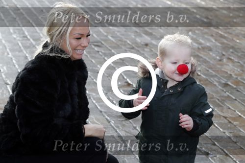 Kaatsheuvel 19 november 2017
Barbie ( Samantha de Jong) in de efteling met haar kinderen en viend Rolf Tangel met zoontje
