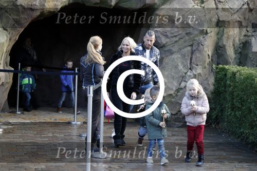 Kaatsheuvel 19 november 2017
Barbie ( Samantha de Jong) in de efteling met haar kinderen en viend Rolf Tangel met zoontje