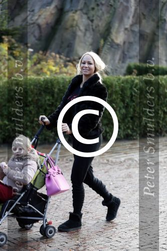 Kaatsheuvel 19 november 2017
Barbie ( Samantha de Jong) in de efteling met haar kinderen en viend Rolf Tangel met zoontje