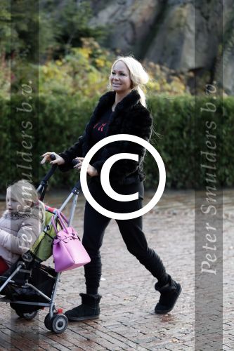 Kaatsheuvel 19 november 2017
Barbie ( Samantha de Jong) in de efteling met haar kinderen en viend Rolf Tangel met zoontje