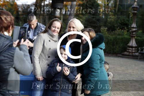 Kaatsheuvel 19 november 2017
Barbie ( Samantha de Jong) in de efteling met haar kinderen en viend Rolf Tangel met zoontje