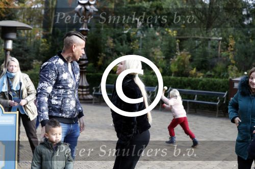 Kaatsheuvel 19 november 2017
Barbie ( Samantha de Jong) in de efteling met haar kinderen en viend Rolf Tangel met zoontje