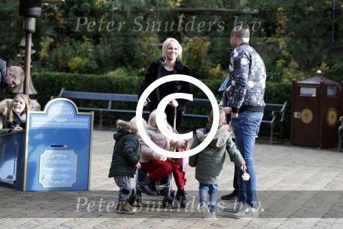 Kaatsheuvel 19 november 2017
Barbie ( Samantha de Jong) in de efteling met haar kinderen en viend Rolf Tangel met zoontje