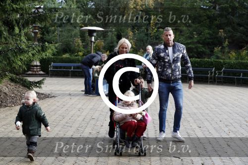 Kaatsheuvel 19 november 2017
Barbie ( Samantha de Jong) in de efteling met haar kinderen en viend Rolf Tangel met zoontje