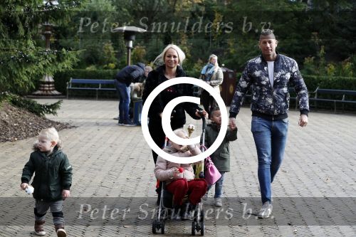 Kaatsheuvel 19 november 2017
Barbie ( Samantha de Jong) in de efteling met haar kinderen en viend Rolf Tangel met zoontje