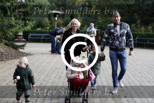Kaatsheuvel 19 november 2017
Barbie ( Samantha de Jong) in de efteling met haar kinderen en viend Rolf Tangel met zoontje