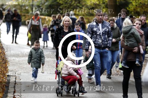 Kaatsheuvel 19 november 2017
Barbie ( Samantha de Jong) in de efteling met haar kinderen en viend Rolf Tangel met zoontje