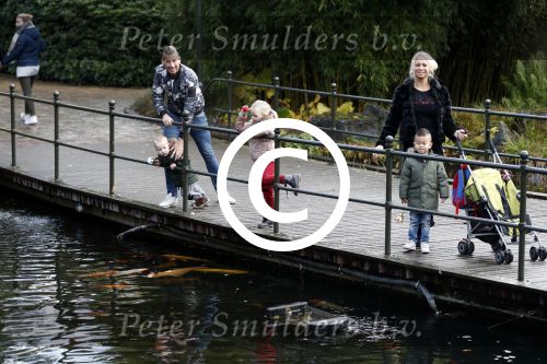 Kaatsheuvel 19 november 2017
Barbie ( Samantha de Jong) in de efteling met haar kinderen en viend Rolf Tangel met zoontje