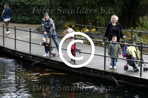 Kaatsheuvel 19 november 2017
Barbie ( Samantha de Jong) in de efteling met haar kinderen en viend Rolf Tangel met zoontje