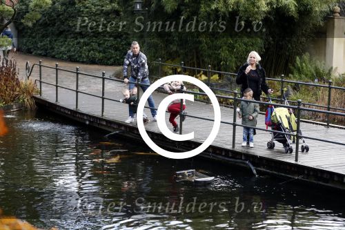 Kaatsheuvel 19 november 2017
Barbie ( Samantha de Jong) in de efteling met haar kinderen en viend Rolf Tangel met zoontje