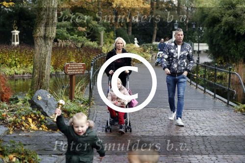 Kaatsheuvel 19 november 2017
Barbie ( Samantha de Jong) in de efteling met haar kinderen en viend Rolf Tangel met zoontje