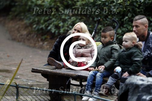 Kaatsheuvel 19 november 2017
Barbie ( Samantha de Jong) in de efteling met haar kinderen en viend Rolf Tangel met zoontje
