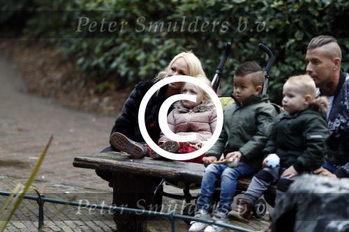 Kaatsheuvel 19 november 2017
Barbie ( Samantha de Jong) in de efteling met haar kinderen en viend Rolf Tangel met zoontje