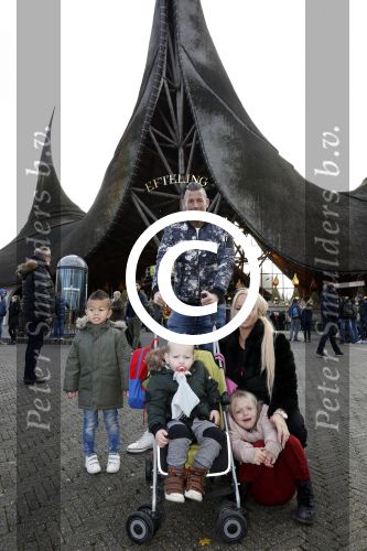 Kaatsheuvel 19 november 2017
Barbie ( Samantha de Jong) in de efteling met haar kinderen en viend Rolf Tangel met zoontje
