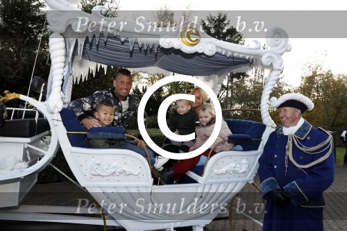 Kaatsheuvel 19 november 2017
Barbie ( Samantha de Jong) in de efteling met haar kinderen en viend Rolf Tangel met zoontje