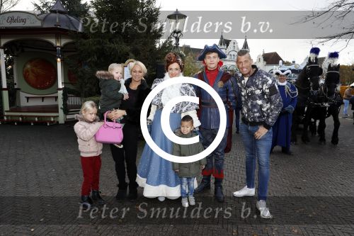 Kaatsheuvel 19 november 2017
Barbie ( Samantha de Jong) in de efteling met haar kinderen en viend Rolf Tangel met zoontje