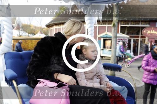 Kaatsheuvel 19 november 2017
Barbie ( Samantha de Jong) in de efteling met haar kinderen en viend Rolf Tangel met zoontje