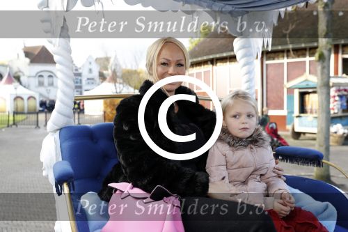 Kaatsheuvel 19 november 2017
Barbie ( Samantha de Jong) in de efteling met haar kinderen en viend Rolf Tangel met zoontje