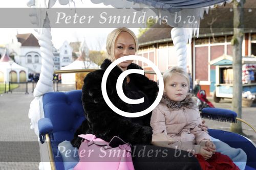 Kaatsheuvel 19 november 2017
Barbie ( Samantha de Jong) in de efteling met haar kinderen en viend Rolf Tangel met zoontje
