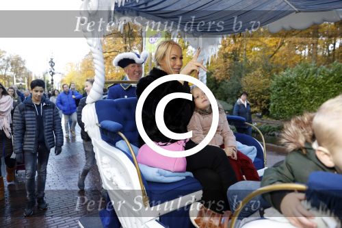 Kaatsheuvel 19 november 2017
Barbie ( Samantha de Jong) in de efteling met haar kinderen en viend Rolf Tangel met zoontje