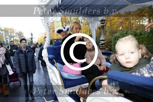 Kaatsheuvel 19 november 2017
Barbie ( Samantha de Jong) in de efteling met haar kinderen en viend Rolf Tangel met zoontje
