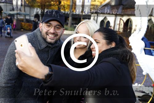 Kaatsheuvel 19 november 2017
Barbie ( Samantha de Jong) in de efteling met haar kinderen en viend Rolf Tangel met zoontje