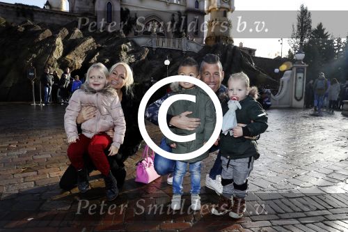 Kaatsheuvel 19 november 2017
Barbie ( Samantha de Jong) in de efteling met haar kinderen en viend Rolf Tangel met zoontje