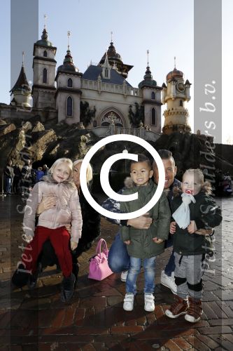 Kaatsheuvel 19 november 2017
Barbie ( Samantha de Jong) in de efteling met haar kinderen en viend Rolf Tangel met zoontje
