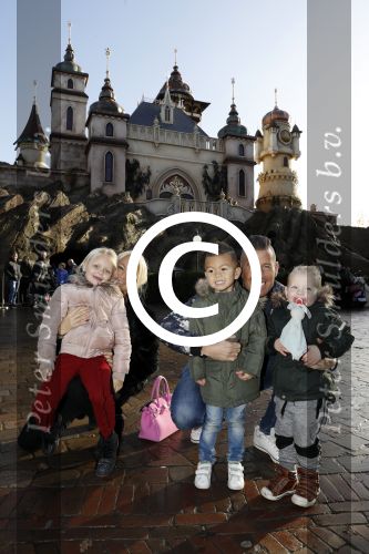Kaatsheuvel 19 november 2017
Barbie ( Samantha de Jong) in de efteling met haar kinderen en viend Rolf Tangel met zoontje
