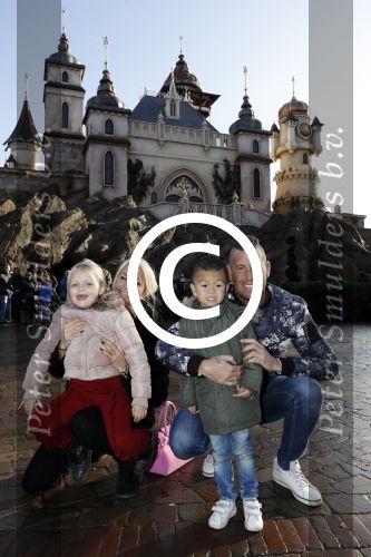Kaatsheuvel 19 november 2017
Barbie ( Samantha de Jong) in de efteling met haar kinderen en viend Rolf Tangel met zoontje