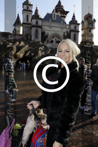 Kaatsheuvel 19 november 2017
Barbie ( Samantha de Jong) in de efteling met haar kinderen en viend Rolf Tangel met zoontje