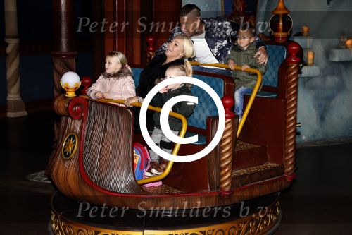 Kaatsheuvel 19 november 2017
Barbie ( Samantha de Jong) in de efteling met haar kinderen en viend Rolf Tangel met zoontje