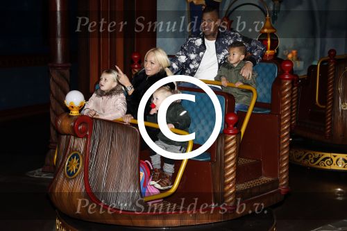 Kaatsheuvel 19 november 2017
Barbie ( Samantha de Jong) in de efteling met haar kinderen en viend Rolf Tangel met zoontje