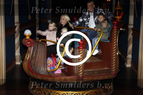 Kaatsheuvel 19 november 2017
Barbie ( Samantha de Jong) in de efteling met haar kinderen en viend Rolf Tangel met zoontje
