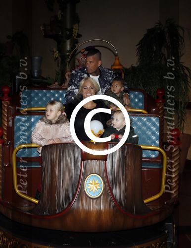 Kaatsheuvel 19 november 2017
Barbie ( Samantha de Jong) in de efteling met haar kinderen en viend Rolf Tangel met zoontje