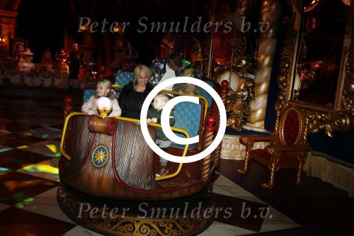 Kaatsheuvel 19 november 2017
Barbie ( Samantha de Jong) in de efteling met haar kinderen en viend Rolf Tangel met zoontje