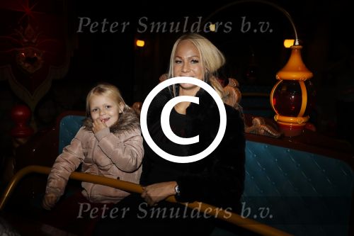 Kaatsheuvel 19 november 2017
Barbie ( Samantha de Jong) in de efteling met haar kinderen en viend Rolf Tangel met zoontje