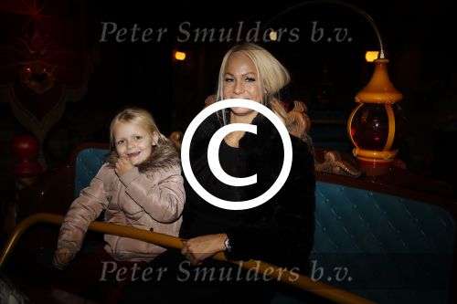 Kaatsheuvel 19 november 2017
Barbie ( Samantha de Jong) in de efteling met haar kinderen en viend Rolf Tangel met zoontje