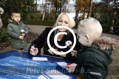 Kaatsheuvel 19 november 2017
Barbie ( Samantha de Jong) in de efteling met haar kinderen en viend Rolf Tangel met zoontje