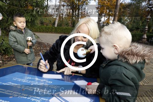 Kaatsheuvel 19 november 2017
Barbie ( Samantha de Jong) in de efteling met haar kinderen en viend Rolf Tangel met zoontje
