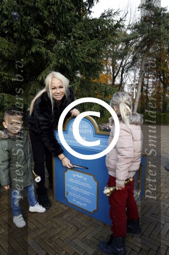 Kaatsheuvel 19 november 2017
Barbie ( Samantha de Jong) in de efteling met haar kinderen en viend Rolf Tangel met zoontje