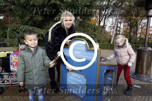 Kaatsheuvel 19 november 2017
Barbie ( Samantha de Jong) in de efteling met haar kinderen en viend Rolf Tangel met zoontje