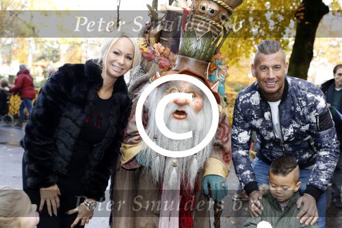 Kaatsheuvel 19 november 2017
Barbie ( Samantha de Jong) in de efteling met haar kinderen en viend Rolf Tangel met zoontje